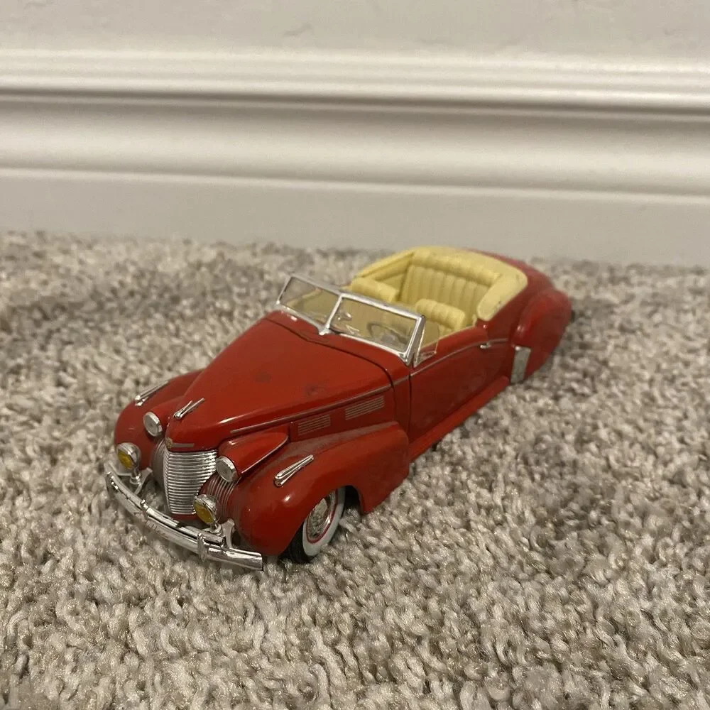 Signature 1940 Cadillac Sedan Series 62 1:32 Scale Diecast Red Model Car